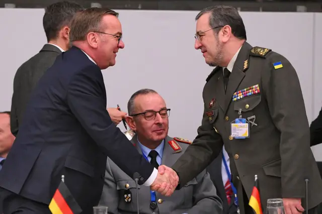 Вадим Скибицкий (справа) на встрече с министром обороны ФРГ Борисом Писториусом 