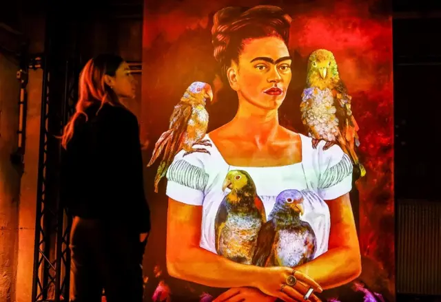 Žena stoji na multimedijalnoj izložbi Fride Kalo u Napoleon kompleksu u Berlinu, Nemačka, 10. novembra 2023. 