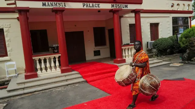 Un batteur de tambour au musée du palais de Manhyia à Kumasi, au Ghana.