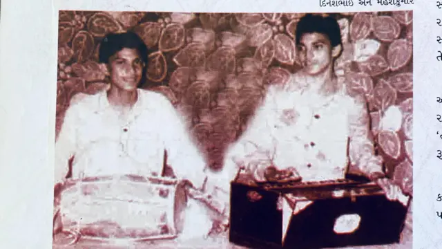 મેળામાં અને આવનારી ફિલ્મોની જાહેરાત માટે રસ્તા પર બેસી ગીત સંભળાવતા દીનેશબાઈ અને મહેશકુમાર