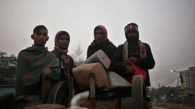 শীতে অনেক জায়গায় জনজীবন বিপর্যস্ত হয়ে পড়েছে