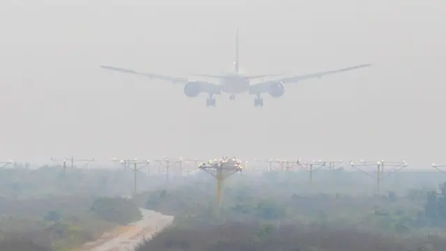 আকাশে একটি বিমান উড়ছে 