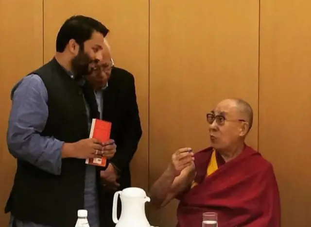 अली ख़ान दलाई लामा के साथ