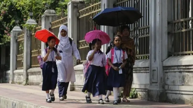 ফুটপাত দিয়ে হেঁটে যাচ্ছে কয়েকটি শিশু