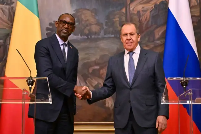 Le ministre russe des Affaires étrangères Sergueï Lavrov et son homologue malien Abdoulaye Diop donnent une conférence de presse conjointe à l'issue de leur rencontre à Moscou, le 20 mai 2022.