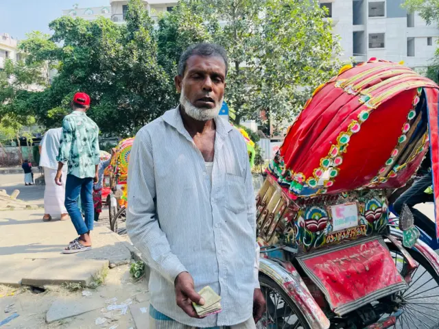 রিকশা চালাতে না পেরে বৃহস্পতিবার সকাল থেকে ২০০ টাকাও রোজগার করতে পারেননি, বলছিলেন ভোলার মো. আব্দুল হক।