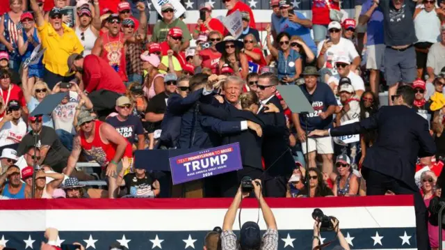 पूर्व अमेरिकी राष्ट्रपति डोनाल्ड ट्रंप पर पेंसिल्वेनिया में हुआ जानलेवा हमला