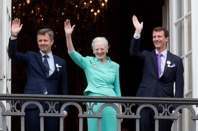 El príncipe Frederik, la reina Margarita II y el príncipe Joakim