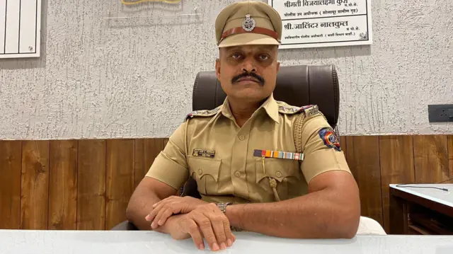 बार्शी पोलिस स्टेशनचे वरिष्ठ पोलीस निरीक्षक संतोष गिरीगोसावी