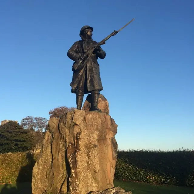 Tugu peringatan perang di Desa Minto, tak jauh dari lokasi tempat Prasasti Sangguran berdiri. Di desa kecil ini, sejarah Eropa dan sejarah Jawa Timur saling bersinggungan.