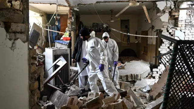 مقام‌های طب عدلی با استفاده از دستگاه‌های فلزیاب، در میان آوار یک خانه آسیب‌دیده پس از انفجار بالون گاز در یک شهرک مسیحی‌نشین در اسلام‌آباد، در تاریخ ۱۱ جنوری ۲۰۲۶، به بررسی پرداختند.