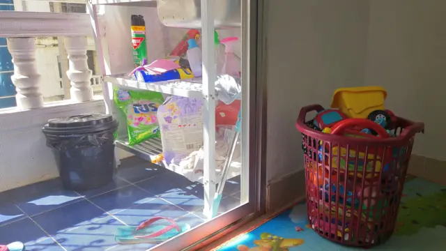 ของเล่นของเด็กเล็กในตะกล้าสีแดงวางไว้ที่มุมของห้องเช่า