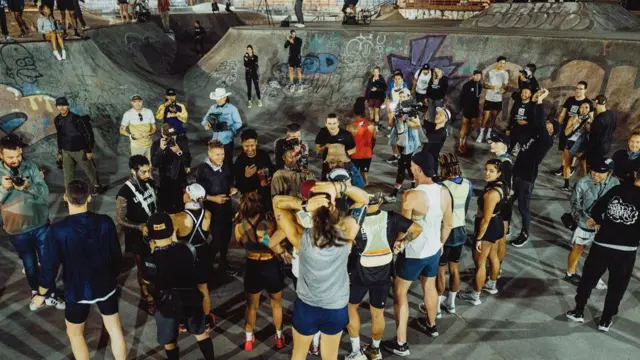 نقطه شروع حرکت که توسط نیلز آرند انتخاب شده است، یک محوطه اسکیت‌سواری در ایگیگه است