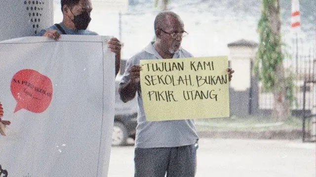 Aksi protes orang tua dari mahasiswa penerima beasiswa otonomi khusus Papua