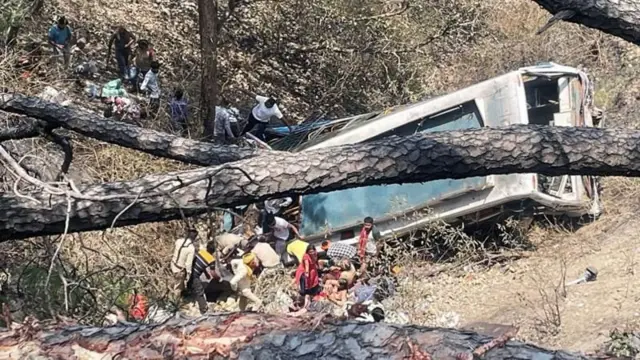બસ ખીણમાં 150 ફીટ નીચે પડી ગઈ હતી