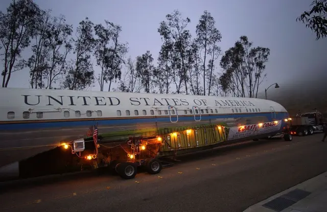 د رونالډ ریګن د هوايي ځواک یوه الوتکه، بویېنګ ۷۰۷، په ۲۰۰۳ کال کې د هغه د ولسمشرۍ کتابتون ته ولېږدول شوه.