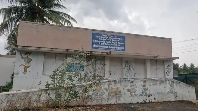 அங்கன்வாடி மையத்தில் பட்டியல் சாதியைச் சேர்ந்த சமையலர் இருப்பதாகவும், அவரிடம் பிற சாதி குழந்தைகள் உணவு சாப்பிடுவதில்லை எனவும் கூறுகிறார் ஊத்துப்பட்டி கிராமத்தைச் சேர்ந்த கலைச்செல்வி