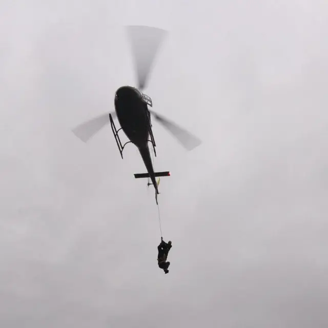 हेलिकप्टरबाट उद्धार गरिँदै