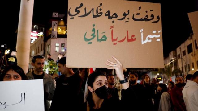 فلسطينيون يشاركون في احتجاج بمناسبة يوم الأرض ولإظهار دعمهم لغزة، في مدينة رام الله في الضفة الغربية المحتلة -  30 مارس/آذار 2024