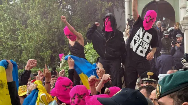 Protest przed rosyjskim pawilonem na tegorocznej 61. edycji Biennale Sztuki w Wenecji