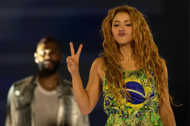 Shakira em Copacabana usa uma camiseta com a bandeira do Brasil