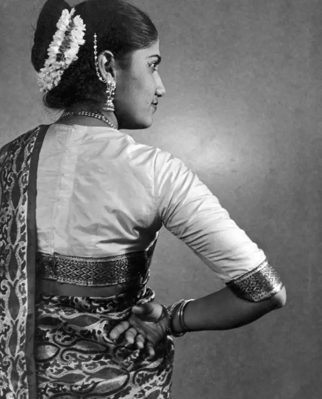 1945 کی تصویر جس میں ایک سندھی خاتون کو ساڑھی پہنے دیکھا جا سکتا ہے 