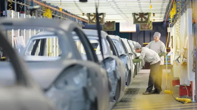 Dois funcionários trabalhandofábricaautomóvel