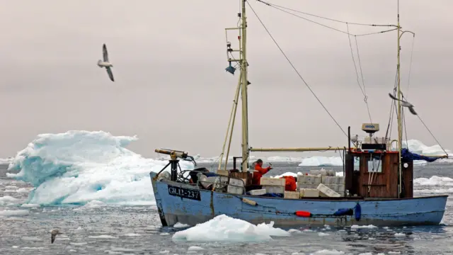 Рыбацкая лодка во льдах у берегов Гренландии за Полярным кругом