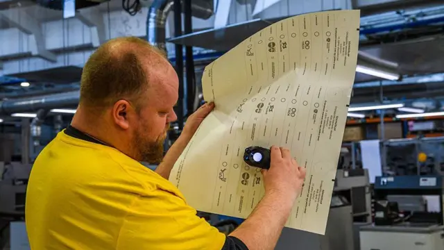 Pracownik sprawdza kartę do głosowania w wyborach parlamentarnych, wydrukowaną w firmie ANY Security Printing w Budapeszcie