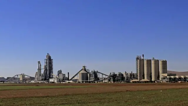 Vista de la planta de cemento de Lafarge Cement Syria (LCS) en Jalabiya, en el norte de Siria.