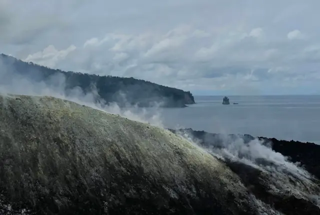 Pemandangan Gunung Anak Krakatau dengan asap yang mengepul dari kalderanya, pada 6 Desember 2022.