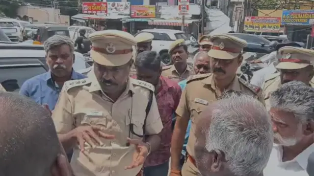 காவல்நிலையத்தை முற்றுகையிட்டு போராட்டம் நடத்திய பாலாஜியின் உறவினர்களுடன் பேச்சுவார்த்தையில் ஈடுபட்ட போலிசார்