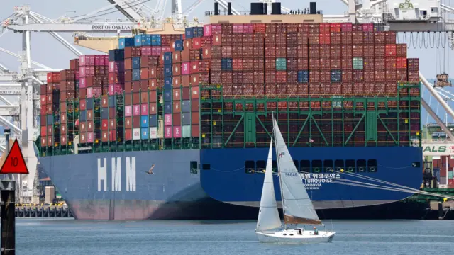 Контейнеровоз в Калифорнии