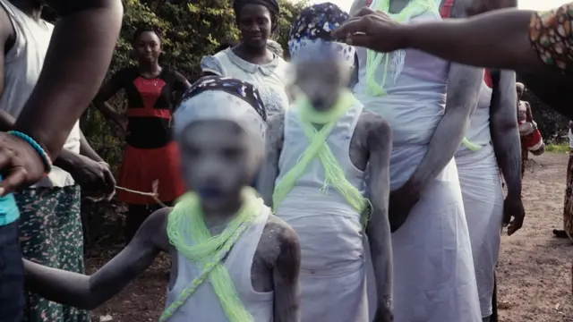 Abana b'abakobwa bari mu migirwa kama yo gukatwa 