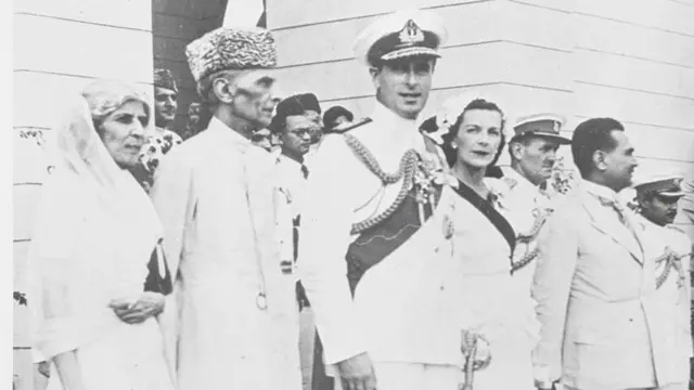 ১৪ই অগাস্ট, ১৯৪৭, করাচীতে পাকিস্তানের স্বাধীনতা দিবসে মুহাম্মদ আলী জিন্নাহর সঙ্গে লর্ড মাউন্টব্যাটেন