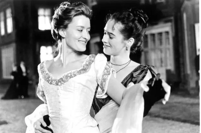 Las actrices británicas Natascha McElhone y Lena Headey interpretando a Clarissa y Sally, respectivamente, en una escena de la película "La señora Dalloway", de 1997.