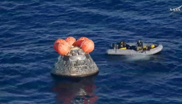 Imagen de la cápsula de Artemis II en el Pacífico este viernes.