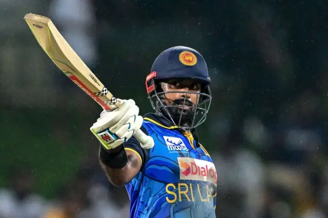 අද තරගයේදී චරිත් අසලංක පන්දු 44කට මුහුණ දෙමින් සිය අර්ධ ශතකය රැසක් කර ගනු ලැබීය.
නායකත්වයේ ඉනිමක් ක්‍රීඩා කළ චරිත් අසලංක පන්දු 71කදී ලකුණු 77ක් රැස් කිරීමට සමත් විය.
තරගයේ වීරයා ලෙස චරිත් අසංලක සම්මා දිනාගත්තේය.
