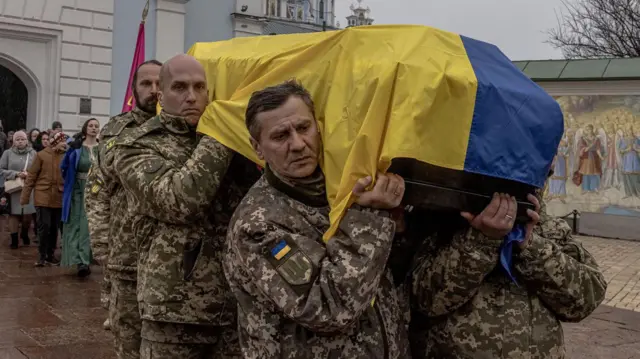 คนสนิทผู้นำยูเครนชี้ มีทหารเสียชีวิตแล้วนับหมื่น