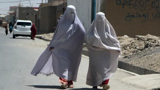 Mulheres afegãs de burca andando por Candahar