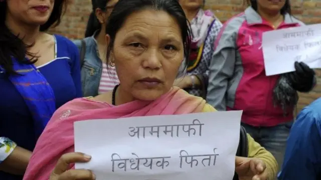 आममाफी दिनु नहुने माग गर्दै एक महिला