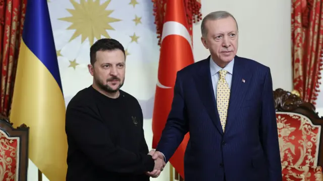 Zelenskiy ve Erdoğan iki ülke bayrakları önünde tokalaşırken