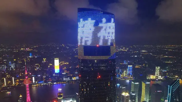 بلندترین ساختمان چین با ۶۳۲ متر ارتفاع در سال ۲۰۱۶ افتتاح شد و گفته می‌شود که سازگارترین برج با محیط زیست در سطح جهان است. این برج ۲۰۰ توربین بادی روی سقف خود قرار داده که به برق مصرفی ساختمان کمک می‌کند. این برج از شش بیگ بن روی هم قرار گرفته بلندتر است