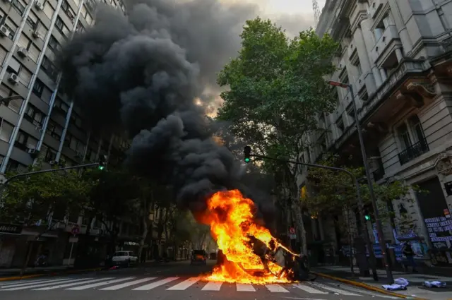 Carro incendiado