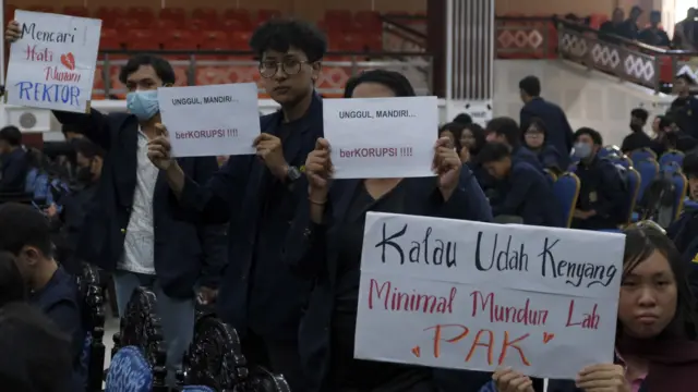 Mahasiswa Universitas Udayana berunjuk rasa terkait kasus dugaan korupsi Rektor I Nyoman Gde Antara