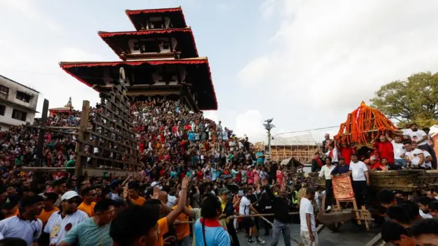 इन्द्रजात्राका बेलामा काठमाण्डूमा कुमारीको दर्शन गर्दै भक्तजनहरू, नेपाल आउने विदेशी पर्यटकहरू यस्ता जात्रा तथा पर्व र जीवित देवी कुमारीप्रति आकर्षित हुने गरेका छन्