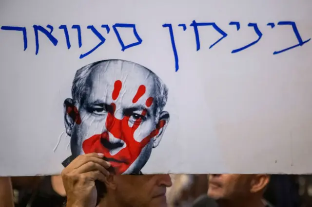 Un cartel con el rostro de Netanyahu con una mano roja