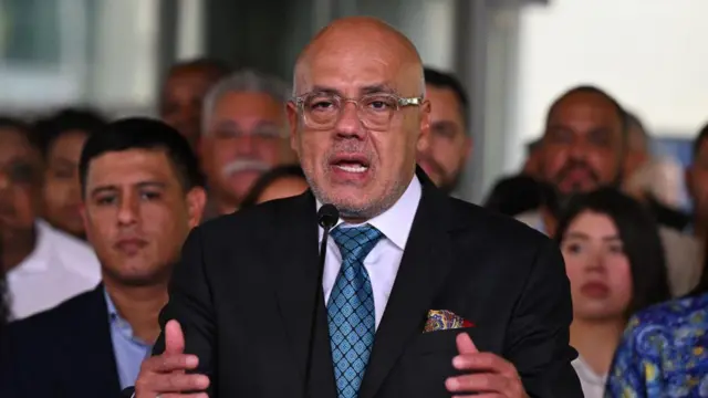 Jorge Rodríguez fala em evento público