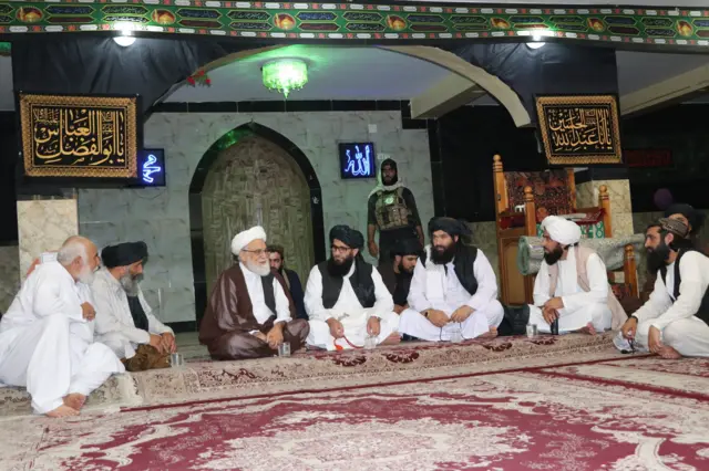 والی طالبان در کابل به یک مسجد شیعیان رفته