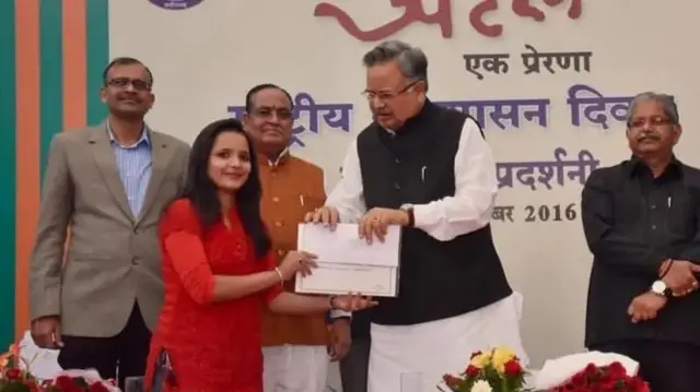ফটোগ্রাফার লুজিনা খানকে পুরষ্কৃত করছেন ছত্তিশগড়ের বিজেপির প্রাক্তন মুখম্যমন্ত্রী রমন সিং - ফাইল ছবি